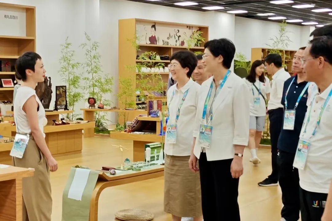 省、、市向导视察大运村“有礼在四川”四川特色商品馆