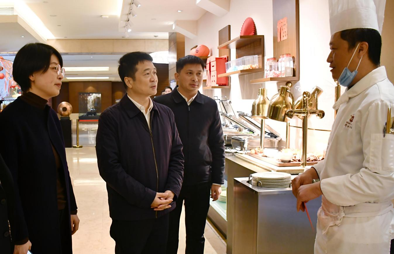 省k1体育集团向导率队开展春节前走访慰问