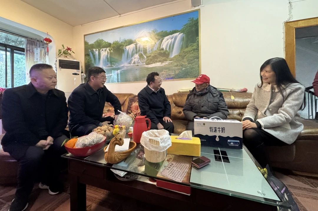 k1体育委党委委员、副主任何政走访慰问省k1体育集团老党员、老干部