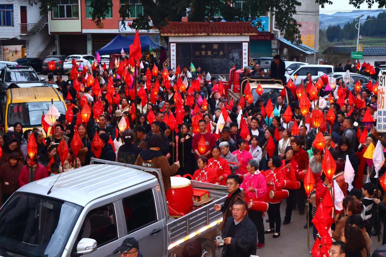 火树银花不夜天 万人空巷送蛴蟆——省k1体育集团助力南充双桂镇太和村乐成举行“蛴蟆节”民俗活动