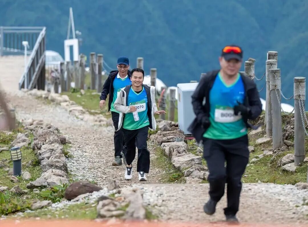 媒体聚焦 | 踏云揽胜，，，向上偕行！！！“登超”牛背山站圆满举行，，，全民攀缘热潮持续升温